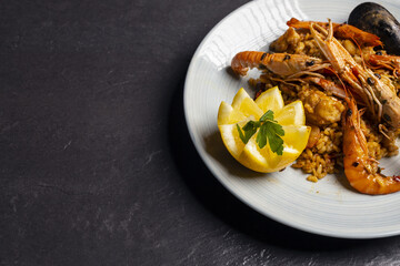 Paella valenciana de marisco