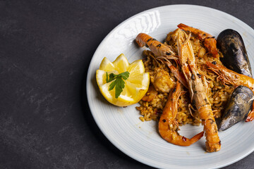 Paella valenciana de marisco