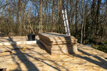OSB Holzplatten auf einem Dach verlegen
