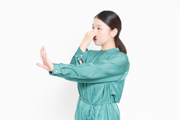 悪臭に困って鼻をつまんでいる主婦