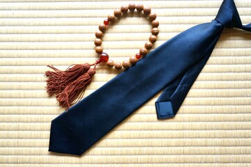 日本の葬儀に使う黒いネクタイと数珠 