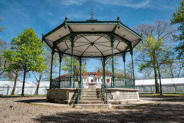 Coreto no parque em Dax num bonito dia com o céu azul em França