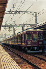 Fototapeta na wymiar 阪急電鉄今津線 仁川駅のプラットホームと車両