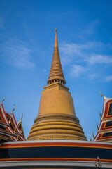 Fototapeta premium Wat Ratchabophit, a temple with a large golden chedi.