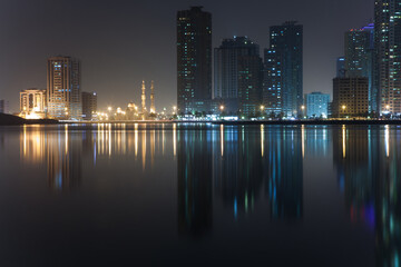 Fototapeta na wymiar Landscape of Dubai from across the lake.
