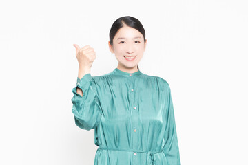 白背景の前で良いねのポーズをする主婦