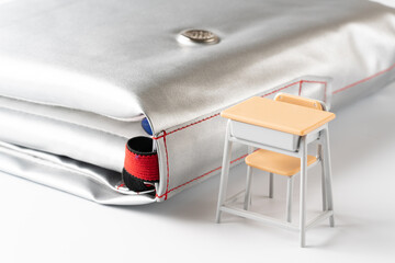 防災頭巾とミニチュアの学校の机と椅子