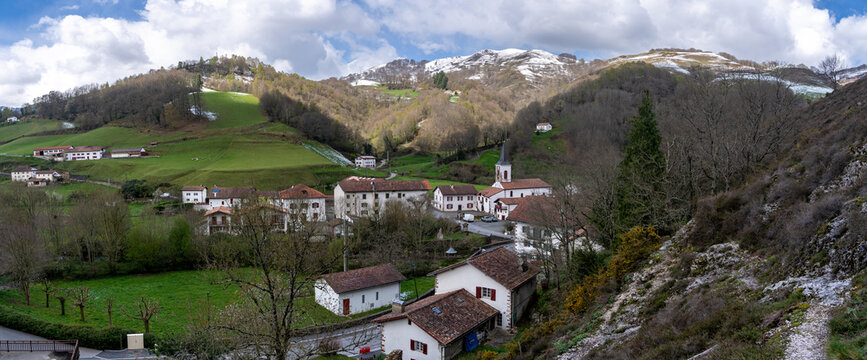 Vue panoramique du village des Aldudes, Pays Basque