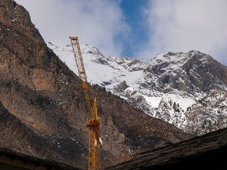grua de construcción en un paisaje nevado