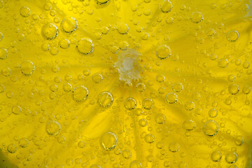 lemon slice with bubbles in mineral water	