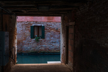 Fototapeta na wymiar Venice canal house window seen through door