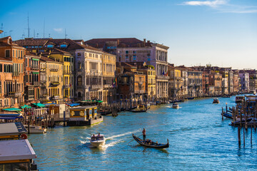 Vue sur les façades de vieux bâtiments pittoresques sur le Grand Canal, les gondoles et les bateaux à Venise. Journée d& 39 été ensoleillée avec un ciel bleu