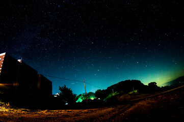満天の星空と建物の影