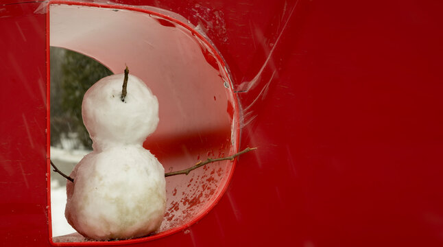 Snowman in a niche in the wall in the shape of the letter D. Preparing for the celebration of the new year concept.