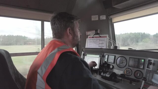 Ein Lokf&uuml;hrer bei der Fahrt mit einem schweren Nebenfahrzeug