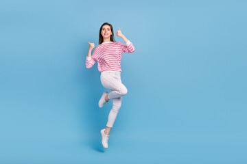 Obraz premium Full body photo of active satisfied person two hands demonstrate thumb up isolated on blue color background