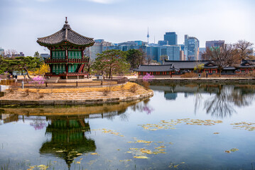 Fototapeta na wymiar Pavilion in the park of Gyeongbokgung palace, Seoul South Korea.