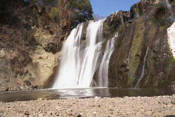 大きな滝のある風景