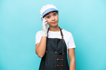Fishwife Argentinian woman isolated on blue background thinking an idea