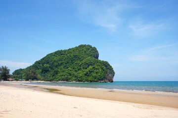 Bang Boet Bay Beach is a clean beach, with smooth auburn sand. There is a rocky mountain covering the head of the bay called Bangberd Mountain which is the symbol of the beach.