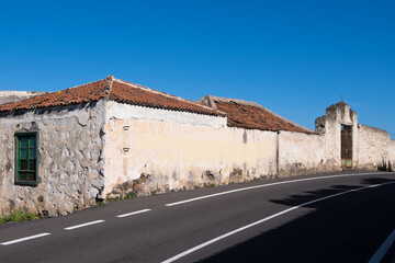 Carretera junto a los muros de una antigua finca en la zona agrícola de La Orotava en el norte de la isla de Tenerife, Canarias - obrazy, fototapety, plakaty
