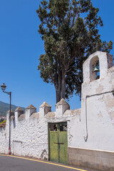 Muros exteriores de una mansión rural  y de una ermita, en el pueblo de La Matanza en el norte de...