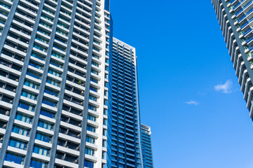 Obraz premium タワーマンションの外観と爽やかな青空の風景_c_82