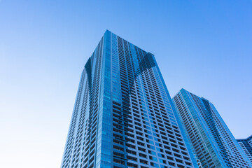 タワーマンションの外観と爽やかな青空の風景_c_87