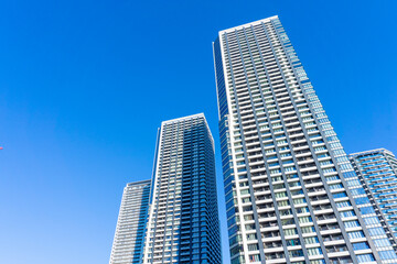 Fototapeta premium タワーマンションの外観と爽やかな青空の風景_c_90