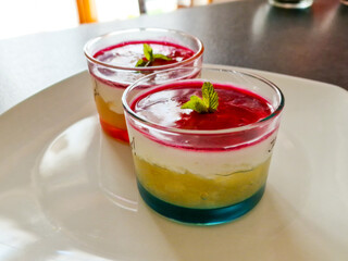 Dessert al cucchiaio con marmellata di limoni della costiera amalfitana, panna, yogurt magro e topping all'amarena