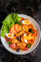 Ensalada  de escabeche de pescado con huevo y cebolla colorada. Comida Peruana