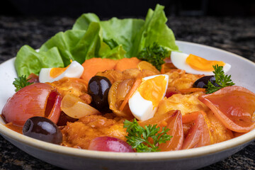 Ensalada  de escabeche de pescado con huevo y cebolla colorada. Comida Peruana