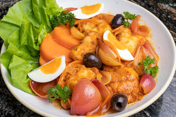 Ensalada  de escabeche de pescado con huevo y cebolla colorada. Comida Peruana