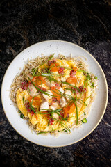 Arroz peruano con omelet y pescado blanco, tomates y sabroso