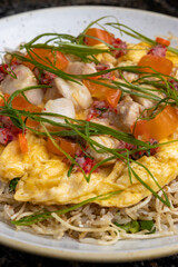 Arroz peruano con omelet y pescado blanco, tomates y sabroso
