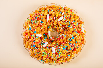 Struffoli, dolce natalizio tipico napoletano, fatti con pasta fritta, miele e confetti di zucchero