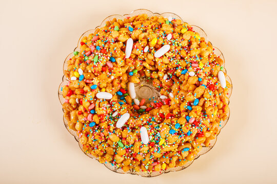 Struffoli, dolce natalizio tipico napoletano, fatti con pasta fritta, miele e confetti di zucchero