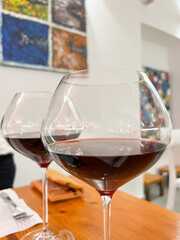 Calice di vino rosso servito in un ristorante elegante