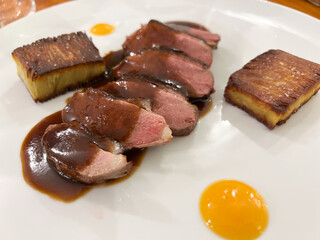 Anatra cotta al sangue guarnita con il suo fondo di cottura e accompagnata da millefoglie di patate e marmellata di mandarino