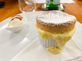 Souffle alla vaniglia con gelato al whisky guarnito con caramello servito come dessert in un locale elegante