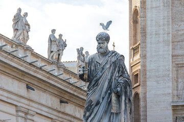 Obraz premium Statue of St. Peter in St. Peter's Square, Vatican, Italy