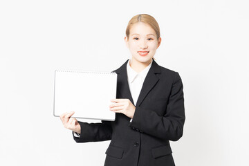 小さいスケッチブックを見せる若い女性