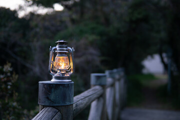 木製の橋とオイルランタン