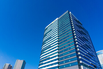 Skyscrapers and refreshing blue sky scenery_90