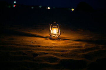 砂浜とオイルランタン