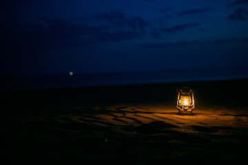 砂浜とオイルランタン