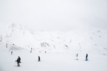 nieve, estacion de esqui, esquiar, montaña, frio, viaje, personas, españa, invierno, gente esquiando