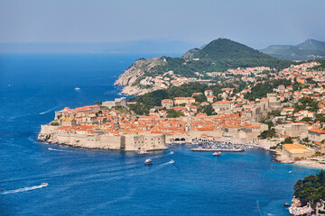 Fototapeta na wymiar Blick von einem Aussichtspunkt auf die Altstadt von Dubrovnik