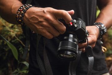 Man using bacelletes holding his profesional camera