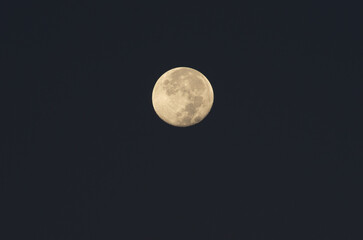 Obraz premium Image of the full moon shown in the evening.